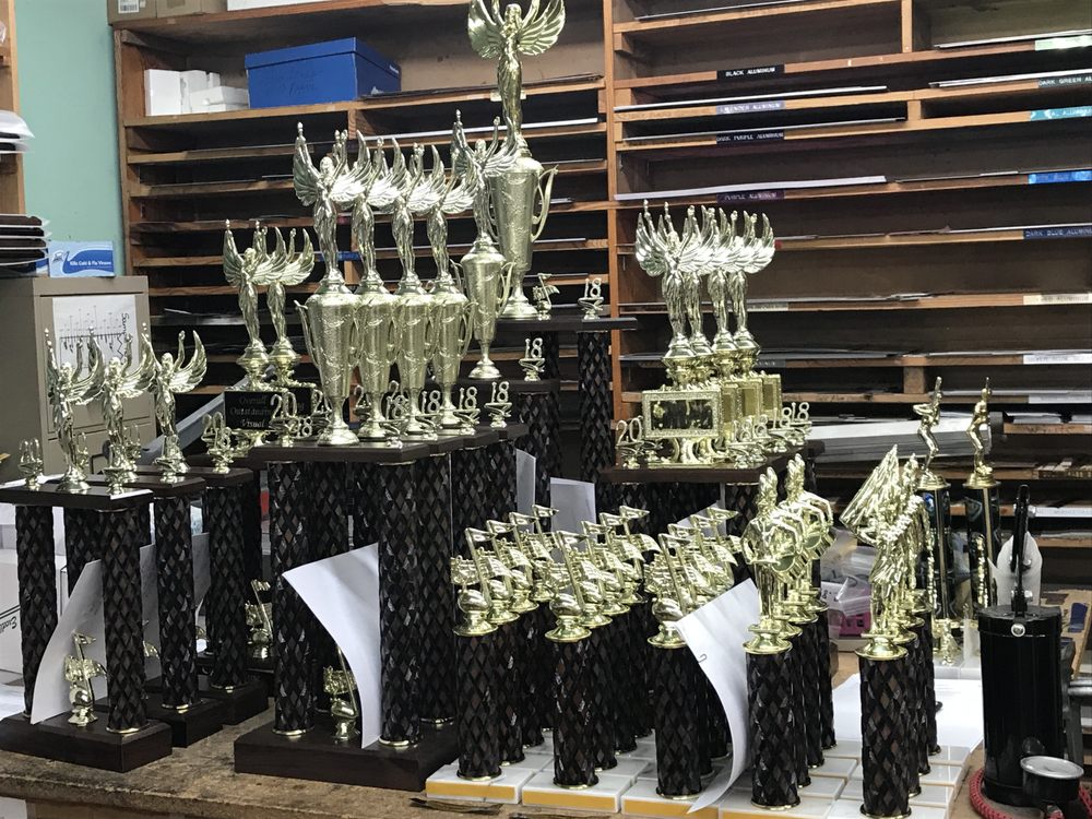 WINNER’S CIRCLE Updated August 2024 5637 N Hwy 1, Lockport