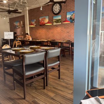 Aroma Italia - Clean and intimate - Pizza Near Me - Honolulu, Hawaii