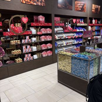 Lindt Chocolate Shop - Chocolatiers & Shops Near Me - Bloomington, Minnesota