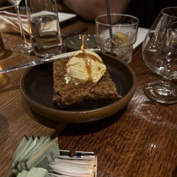 Stetsons Modern Steak + Sushi - We had to try this Apple crumb with vanilla ice cream on it, the menu says the vanilla beans are 10 year aged in a barrel. It was delicious. - Sushi Bars Near Me - Chicago, Illinois