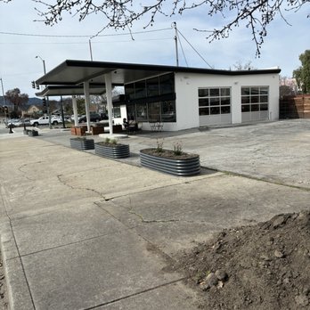 Camino Coffee - Poor parking they have the surrounding area blocked off with potted plants - Cafes Near Me - Gilroy, California