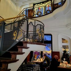 ERDINGER am Gendarmenmarkt - 2nd staircase and dining area