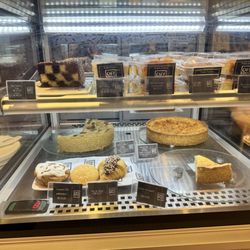 Momo - Pastry display