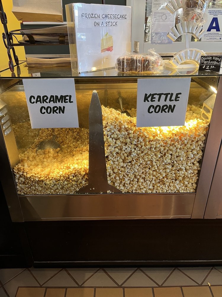 Tom's California Popcorn Logo
