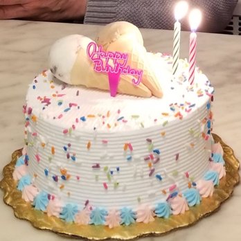 Sweet Dynasty - Not the best picture bc I needed to crop ppl out, but will definitely have a better picture of the cake I just ordered! :) - Ice Cream & Frozen Yogurt Near Me - Brooklyn, New York