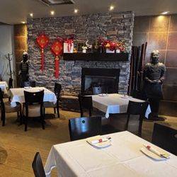 Oye's Restaurant & Bar - Beautiful and cultured dining space