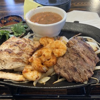 El Torito - Don't be fooled by the steak and chicken being spread out. It was only 4 slices of each! Those was the sizzling fajita combo! - Mexican Near Me - Hawthorne, California