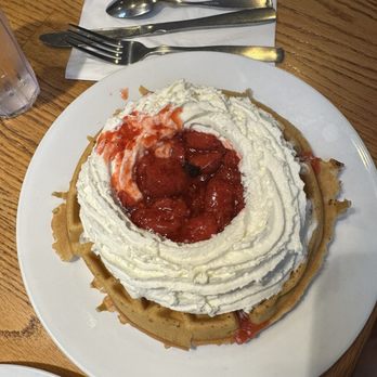 Pig 'N Pancake - Strawberry waffle - Breakfast & Brunch Near Me - Seaside, Oregon