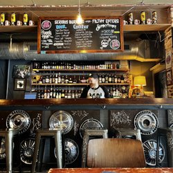 Big Gun Burger Shop and Bar - Relaxed chill environment with friendly employees