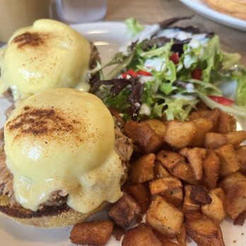 Aloha Kitchen - Kalua pork benedict - Breakfast & Brunch Near Me - Honolulu, Hawaii