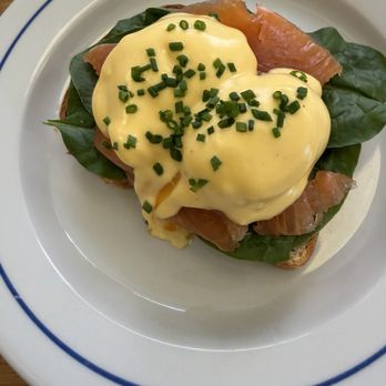 Alba - Salmon Benedict - Social Clubs Near Me - Lisbon, 11