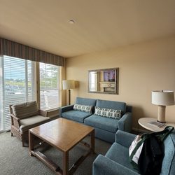 Beach House Hotel Half Moon Bay - Living room inside hotel suite