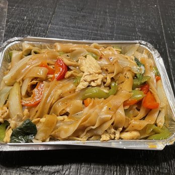 Rakong Thai - Chicken drunken noodles - Thai Near Me - Covington, Louisiana Rakong Thai - Chicken drunken noodles - Thai Near Me - Covington, Louisiana