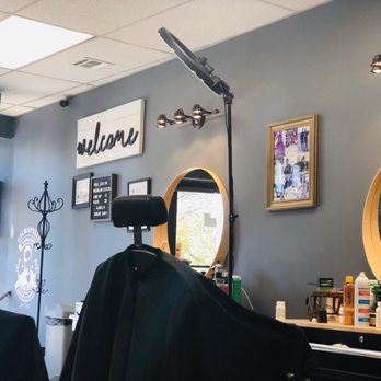 La Chapelle Barbershop - A barber's station with ring lights! - Barbers Near Me - Boston, Massachusetts La Chapelle Barbershop - A barber's station with ring lights! - Barbers Near Me - Boston, Massachusetts