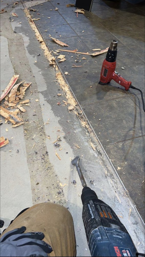 Slide of Davies Tile Hardwood & LVT