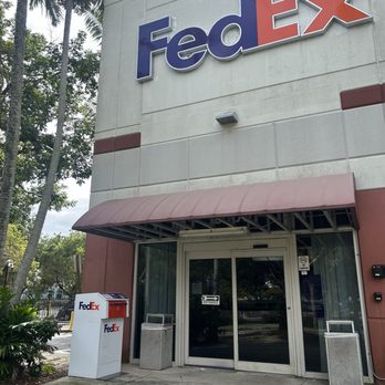 FedEx Ship Center - Front entrance - Shipping Centers Near Me - Pompano Beach, Florida