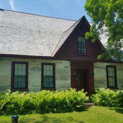 Robert Frost Stone House Museum at Bennington College - Frost home from the front.