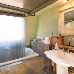 Living Waters On Lake Travis - Green Cabin bath (comes with renting Romantic Red Cabin!)