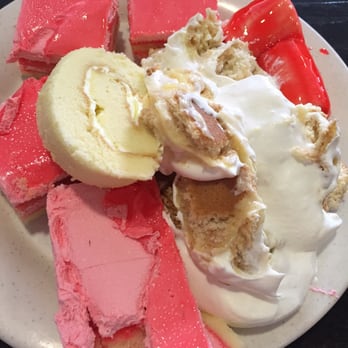 Hibachi Buffet - Strawberry pan cake, generic roll cake, strawberry syrup bananas (had to try it, right?), banana pudding that I loved - Sushi Bars Near Me - Burlington, North Carolina