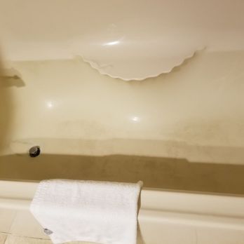 Quality Inn Deep Creek Lake - Dirty looking bathtub - Hotels Near Me - Mc Henry, Maryland