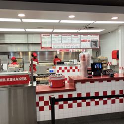 Clean and great service! The burgers are delicious!