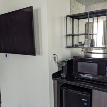 Hotel Deco Omaha, Tapestry Collection by Hilton - Living room / kitchenette - Hotels Near Me - Omaha, Nebraska Hotel Deco Omaha, Tapestry Collection by Hilton - Living room / kitchenette - Hotels Near Me - Omaha, Nebraska