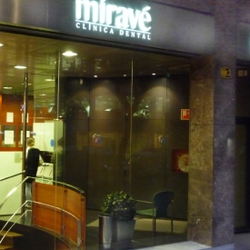 Clínica Dental Miravé - Acceso a pie de calle, con acceso para movilidad reducida.