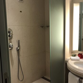 Hotel Indigo Rome - St. George - Shower in standard room - Hotels Near Me - Rome, RM