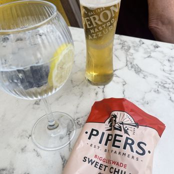 The Sun in Splendour - Gin and Tonic/beer and crisps - Pubs Near Me - London, XGL