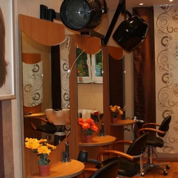 Salon Flinke Schere - Die Frisierplätze auf denen der Kunde Platz nimmt - Hair Salons Near Me - Herne, NW Salon Flinke Schere - Die Frisierplätze auf denen der Kunde Platz nimmt - Hair Salons Near Me - Herne, NW