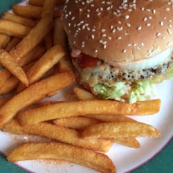 Havneby Kro - Chilli-Cheese-Beef-Burger mit Pommes