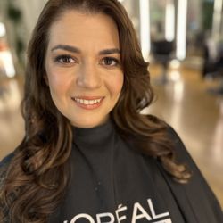 Illumi Salon - Glowing natural makeup and curly hair styling