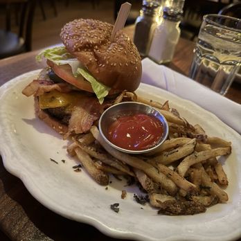 The Hamilton Inn - Inn Burger - New American Near Me - Jersey City, New Jersey