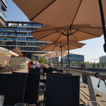Kaisers - Sonnenschirme bieten Schutz vor der Mittagssonne - Bars Near Me - Hamburg, HH