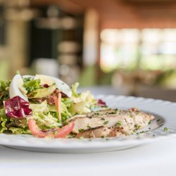 Restaurant Böhm - Salat "Smokie" mit Balsamessig und Olivenöl Dressing, geräucherter Hähnchenbrust, gekochtem Ei und Semmel