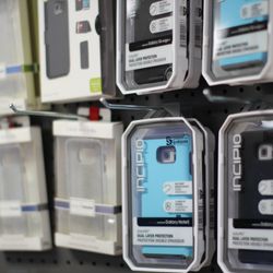 iFixScreens Victory Blvd - iphone 11 backg lass repair, laptop repair store
