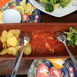Vinho Do Porto - Stockfisch mit Tomate Zwiebel Sauce, frittierte Kartoffel Scheiben und Broccoli .. sehr lecker