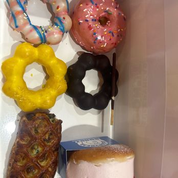 Sleepyhead Donut - Ring donut, classic picky, strawberry milk, birthday cake, honey lemon, spinach feta danish - Donuts Near Me - Paradise, Nevada Sleepyhead Donut - Ring donut, classic picky, strawberry milk, birthday cake, honey lemon, spinach feta danish - Donuts Near Me - Paradise, Nevada