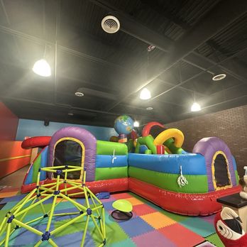 Play Paradise - Bouncy house castle obstacle course - Kids Activities Near Me - McKees Rocks, Pennsylvania