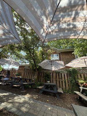 Leo's House of Thirst by null