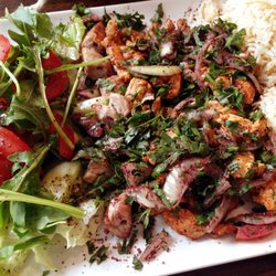 Zeder - Gegrilltes Fleisch mit Beilagen