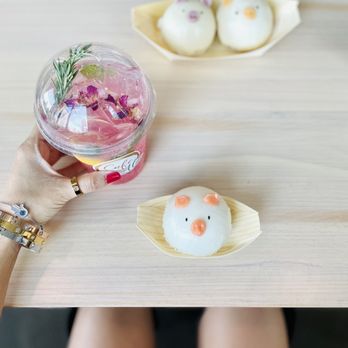 Cafe Aloe - Piggy Bun, (custard, Creme Brulee Egg , salted egg yolk, taro). Non-Alcoholic Raspberry Mojito - Cafes Near Me - Bellevue, Washington