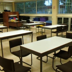 Biblioteca Pública Dr. Enrique Barocio Barrios - Mesas de estudio.