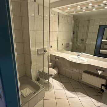 H+ Hotel Stuttgart Herrenberg - Superior double room bathroom - Hotels Near Me - Herrenberg, BW