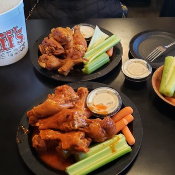 Duff's Famous Wings - American Near Me - Amherst, New York Duff's Famous Wings - American Near Me - Amherst, New York