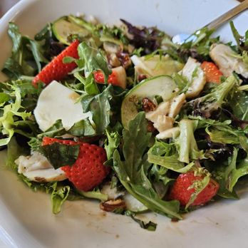 Panera Bread - Strawberry Chicken Caprese Salad - Sandwiches Near Me - Millbury, Massachusetts Panera Bread - Strawberry Chicken Caprese Salad - Sandwiches Near Me - Millbury, Massachusetts