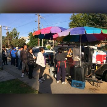 Tamales "ara" - Lost of people making lines no matter how long it was - Street Vendors Near Me - Pasadena, California