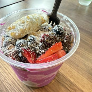 Sano Bellevue - Açaí coconut dusting with various fruits - Juice Bars & Smoothies Near Me - Bellevue, Washington Sano Bellevue - Açaí coconut dusting with various fruits - Juice Bars & Smoothies Near Me - Bellevue, Washington