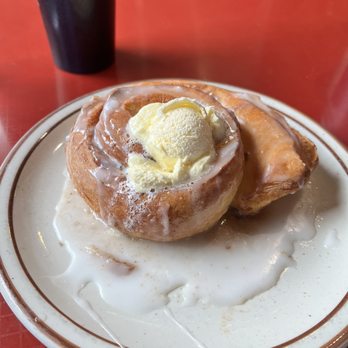 Rooster's - Rooster 's Famous Fresh Baked Cinnamon Roll - American Near Me - Medford, Oregon