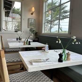 Villa Mara - Breakfast tables - Hotels Near Me - Carmel-by-the-Sea, California Villa Mara - Breakfast tables - Hotels Near Me - Carmel-by-the-Sea, California